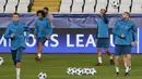 Para pemain Real Madrid saat sesi latiahan jelang laga Liga Champions di Stadion GSP, Nikosia, Senin (20/17/2018). Real Madrid akan berhadapan dengan APOEL FC. (AFP/Florian Choblet)