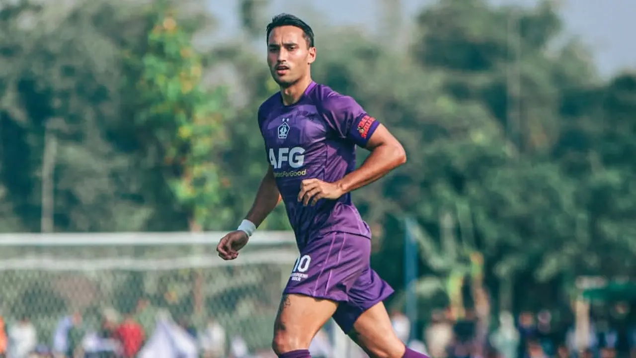 Striker Persik Kediri, Ezra Walian