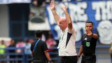 Pelatih Persib Bandung, Bojan Hodak melakukan protes terhadap keputusan wasit dalam laga lanjutan BRI Super League 2025/2026 melawan Persija Jakarta di Stadion Gelora Bandung Lautan Api, Bandung, Minggu (11/01/2026). (Bola.com/Abdul Aziz)