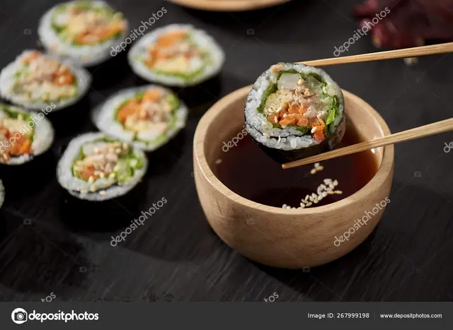 Makanan Korea halal Kimbap.  (makidotvn/depositphotos)
