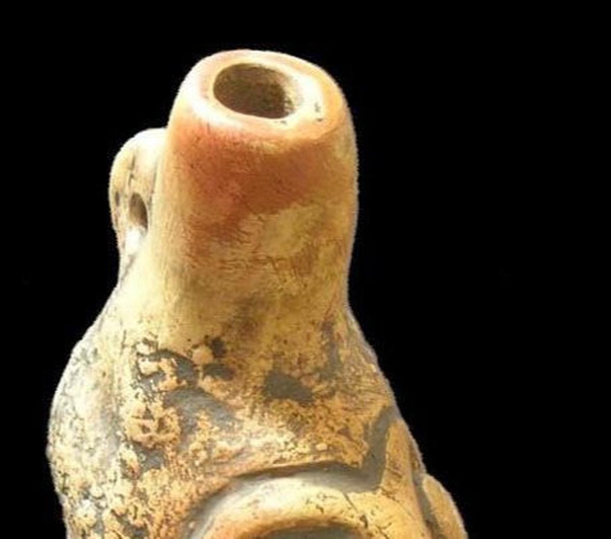 Peluit ini dibuat replikanya menggunakan teknologi cetak 3D dan didasarkan pada model aslinya yang ditemukan di Meksiko pada tahun 1990-an.&nbsp;<br>