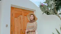 6 Potret Gaya Hijab Mega Iskanti, dari Vintage sampai Kasual