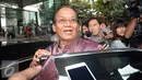 Gubernur Sulteng, Longki Djanggola menjawab pertanyaan wartawan usai mengunjungi KPK, Jakarta, Senin (28/11). Longki ingin berkoordinasi dengan KPK terkait pencegahan korupsi pada izin usaha pertambangan (IUP). (Liputan6.com/Helmi Afandi)