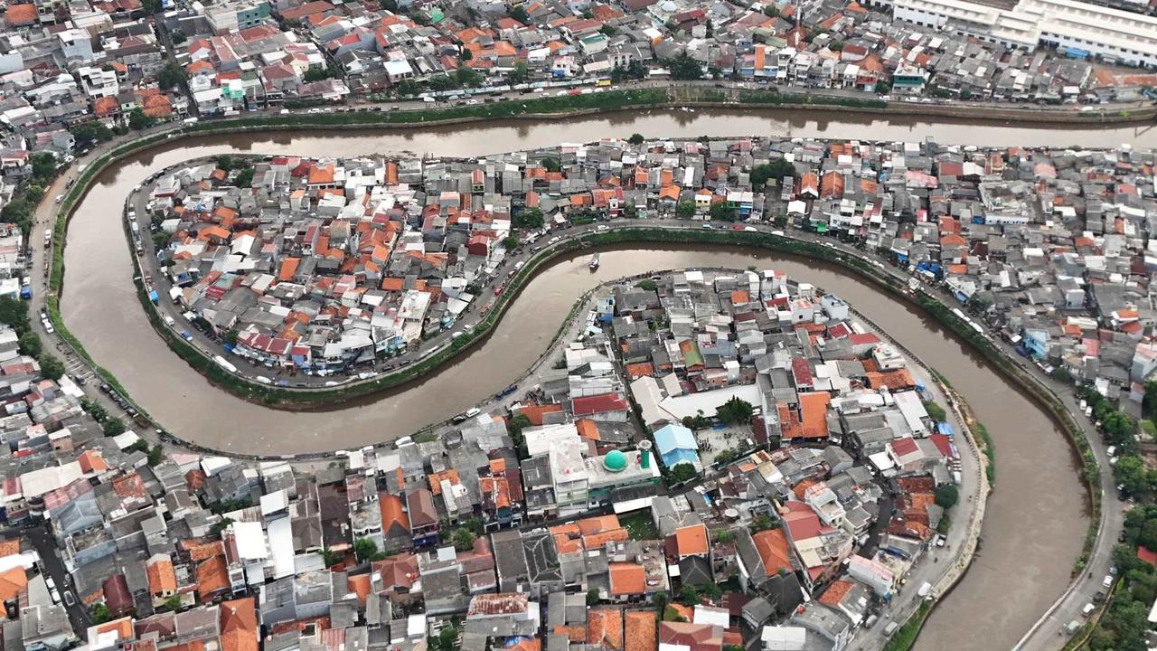 Normalisasi Kali Ciliwung Tersendat