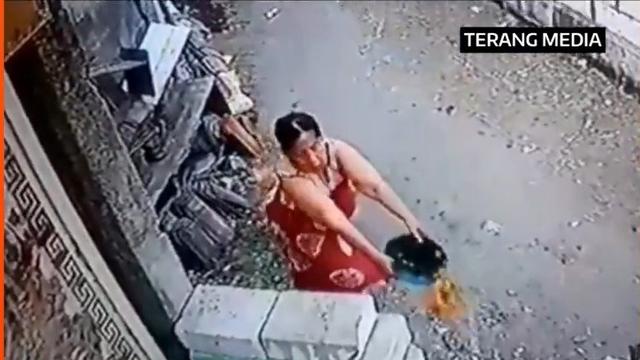Capture video emak-emak di Sidoarjo membuang air kencing ke pekarangan rumah tetangga. (Istimewa)