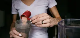 Ilustrasi protein shake. Photo by Kelly Sikkema on Unsplash