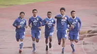 Persib Bandung menggelar latihan fisik intensitas tinggi di Stadion Universitas Negeri Yogyakarta (UNY), Jumat (22/12/2017) pagi. (Bola.com/Ronald Seger Prabowo)