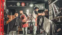Ilustrasi salon, pangkas rambut, barbershop, bisnis/usaha kecil. (Photo by Thgusstavo Santana: https://www.pexels.com/photo/men-having-their-haircut-1813272/)