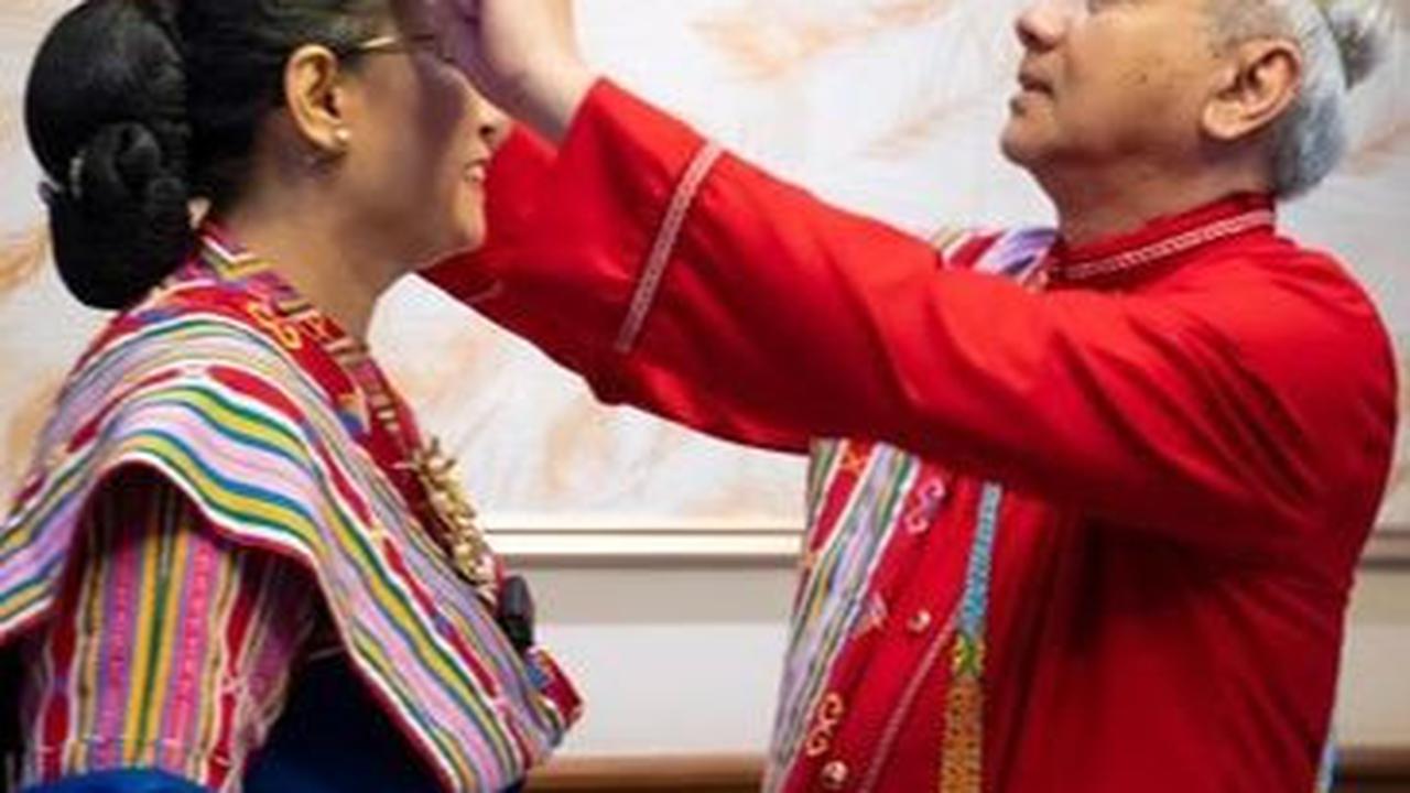 Berbeda dengan busana adat NTT yang biasanya, busana yang dikenakan Sri Mulyani dan suami terlihat lebih tebal dan hangat. Hal ini tidak aneh lantaran masyarakat adat Soe tinggal di tempat yang lebih dingin di kota Timor.