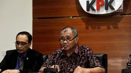 Ketua KPK Agus Rahardjo didampingi Ketua Kamar Pengawasan MA Sunarto memberikan keterangan pers mengenai OTT di PN Jakarta Selatan, di gedung KPK, Jakarta, Selasa (22/8). (Liputan6.com/Helmi Afandi)