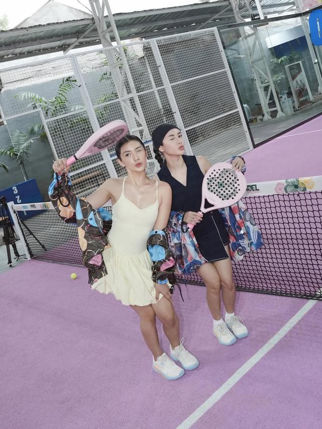 Gaya Playful Anisa Aziza di Lapangan Padel, Tampil Trendy Pakai Dress Balloon