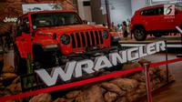 Mobil Jeep Wrangler Rubicon yang dipamerkan saat pembukaan Indonesia International Motor Show (IIMS 2019) di JIExpo Kemayoran, Jakarta, Kamis (25/4). Pameran industri otomotif tersebut berlangsung 25 April - 5 Mei 2019. (Liputan6.com/Faizal Fanani)