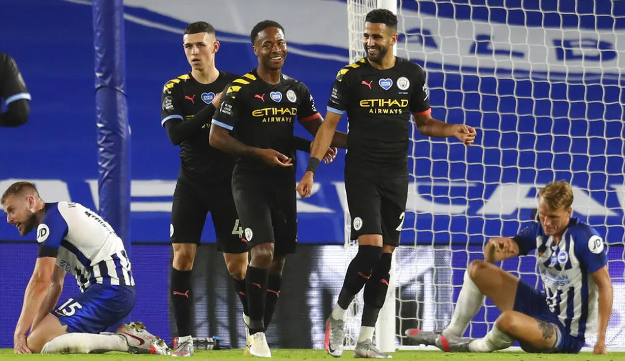 Para pemain Manchester City merayakan gol yang dicetak oleh Raheem Sterling ke gawang Brighton and Hove Albion pada laga Premier League di Stadion Falmer, Sabtu (11/7/2020). Manchester City menang 5-0. (Cath Ivill/Pool via AP)