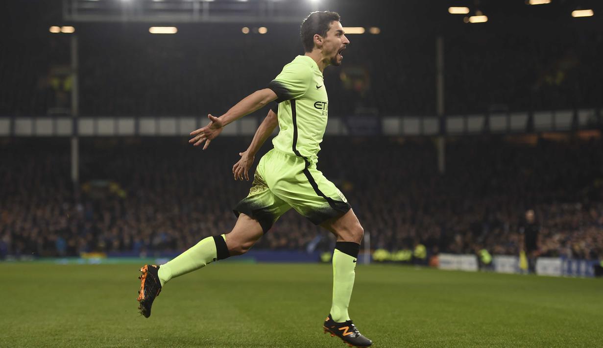 Pemain Manchester City, Jesus Navas merayakan gol ke gawang Everton pada leg pertama semi-final Piala Liga Inggris di Stadion Goodison Park, Liverpool, Rabu (6/01/2016). (AFP Photo/Paul Ellis)