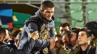 1. Khabib Nurmagomedov - Petarung asal Rusia ini memutuskan pensiun setelah berhasil mengalahkan Justin Gaethje pada event bertajuk UFC 254. Khabib punya rekor bertarung fantastis, ia berhasil meraih 29 kemenangan tanpa sekali pun mengalami kekalahan. (Vasily MAXIMOV/AFP)