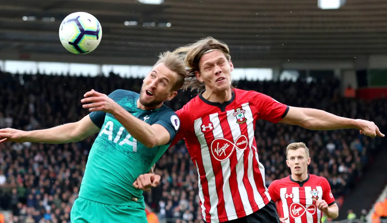 Pemain Tottenham Hotspur Harry Kane (kiri) berebut bola dengan pemain Southampton Jannik Vestergaard dalam lanjutan Liga Inggris pekan ke-30 di St Mary's Stadium, Southampton, Sabtu (9/3). Tottenham dihajar Southampton 1-2. (Andrew Matthews/PA via AP)