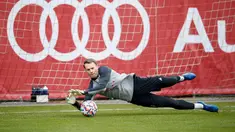Kiper Bayern Munchen, Manuel Neuer berusaha menepis bola saat mengikuti sesi latihan tim di Munich, Jerman selatan (24/11/2020). Munchen akan bertanding melawan Salzburg pada Grup A Liga Champions di Allianz Arena. (AFP/Marco Donato)