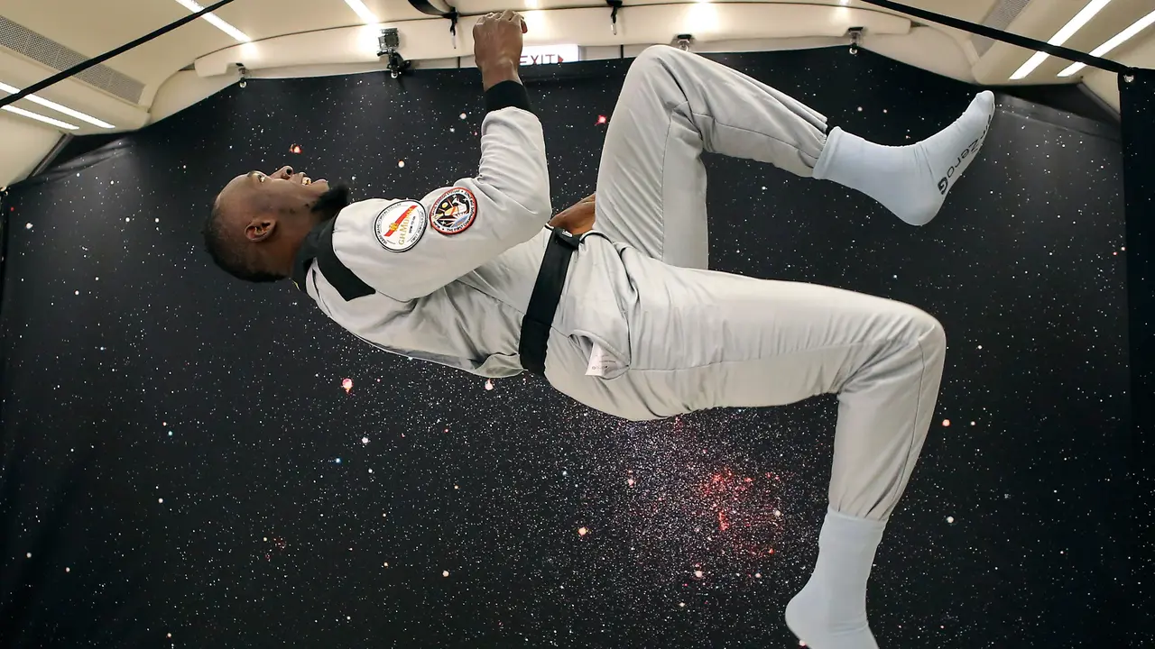 Seperti Bocah, Usain Bolt Kegirangan Jajal Ruangan Gravitasi Nol
