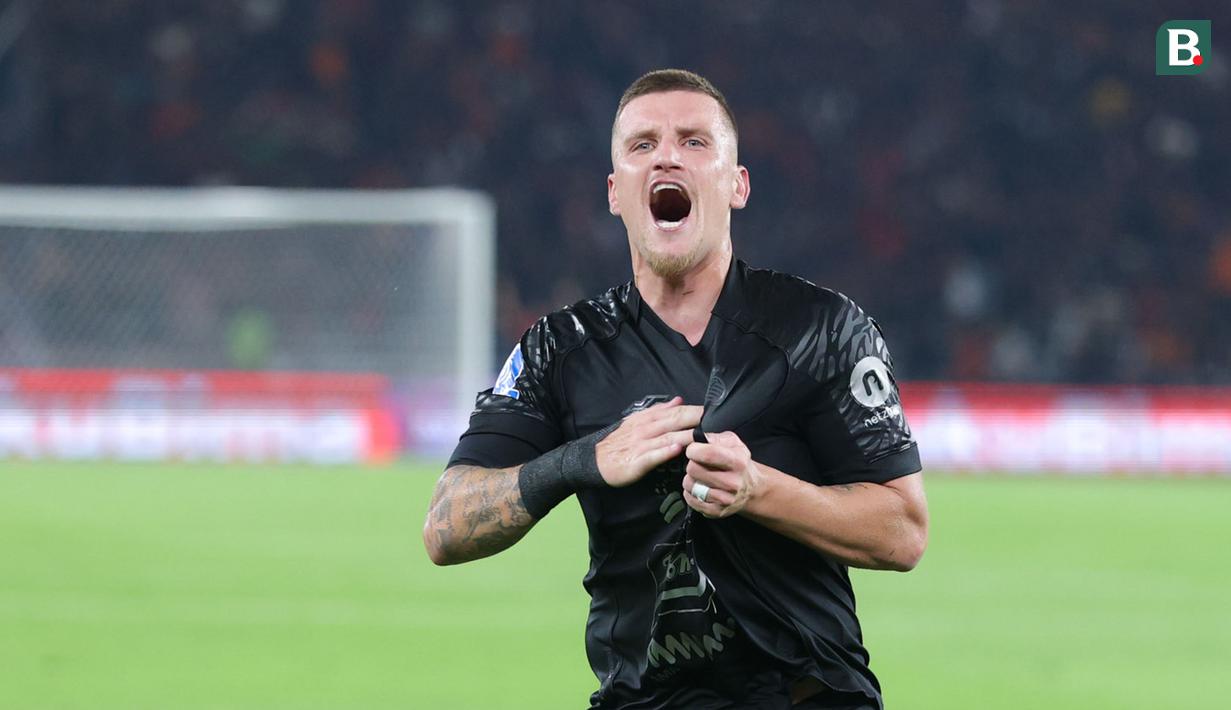 Pemain Persija Jakarta, Fábio Calonego, merayakan kemenangan atas PSIM Yogyakarta dalam laga pekan ke-14 BRI Super League 2025/2026 di Stadion Utama Gelora Bung Karno, Jakarta, Jumat (28/11/2025). (Bola.com/M Iqbal Ichsan)