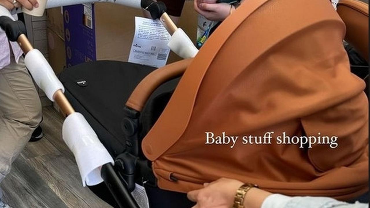 Meski modelnya berbeda, harga stroller Syahrini dan Erina tetap sama-sama fantastis. Berdasarkan informasi dari situs resmi, stroller milik Syahrini dibanderol sekitar Rp23 juta, setara dengan harga sebuah motor baru.<br><br>