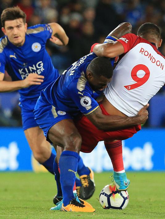 Pemain West Bromwich, Salomon Rondon (kanan) diadang pemain Leicester City, Wes Morgan pada laga Premier League di King Power Stadium, Leicester, (16/10/2017). Leicester bermain imbang 1-1. (AFP/Lindsey Parnaby)
