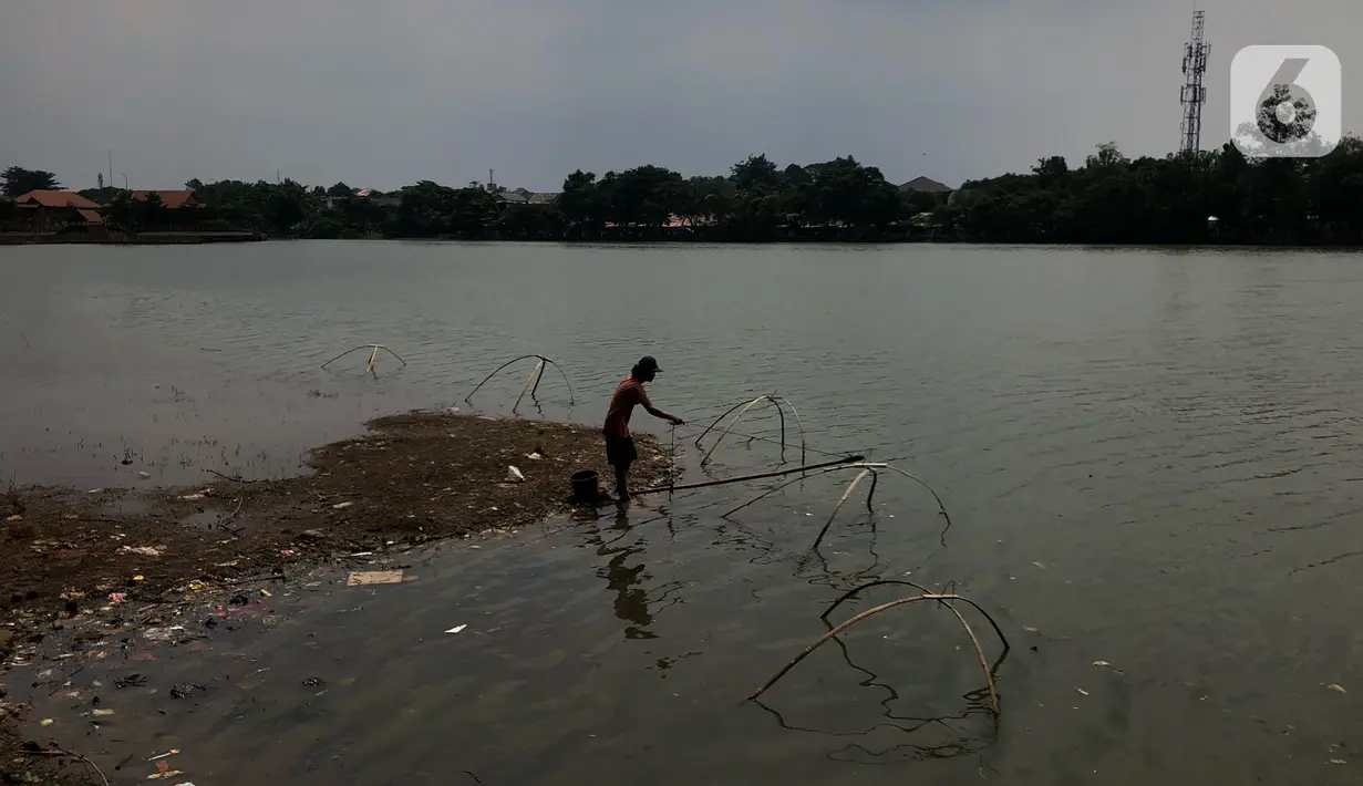 Warga memancing di perkampungan budaya betawi Setu Babakan di Jakarta Selatan, Selasa (17/3/2020). Sepinya kawasan Setu Babakan merupakan imbas dari kebijakan Pemprov DKI Jakarta yang menutup sejumlah tempat wisata sebagai upaya pencehagan covid-19. (Liputan6.com/Immanuel Antonius)