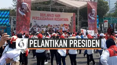 Sejumlah warga mengenakan atribut warna merah putih mulai memadati kawasan Istana Negara, Jakarta. Sebuah panggung hiburan juga disiapkan untuk menghibur warga.