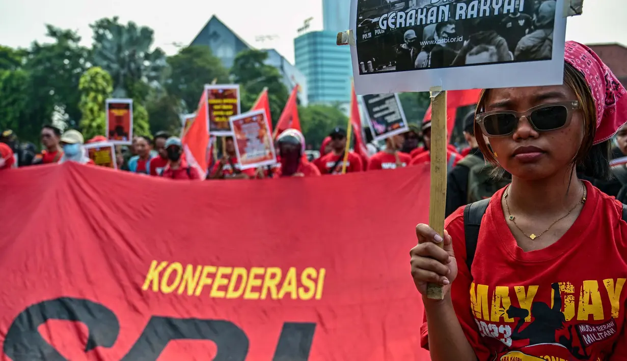 Tuntutan para buruh di Surabaya mencakup bidang ketenagakerjaan, jaminan sosial, perpajakan, pendidikan, transportasi publik, permukiman, hingga pengakuan terhadap tokoh nasional. (Juni KRISWANTO/AFP)