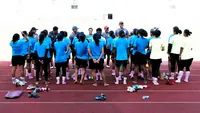 Sejumlah pemain dan official Timnas Wanita Indonesia berkumpul seusai latihan persiapan Piala Asia Wanita 2022 di Stadion Madya, Jakarta, Jumat (07/01/2021). (Bola.com/Bagaskara Lazuardi)