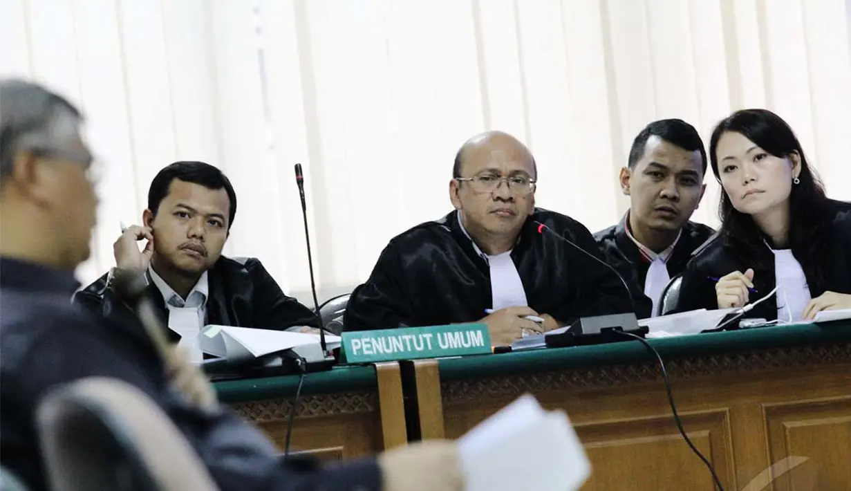 Jaksa mempertanyakan adanya KK atas nama Akil sebagai kepala rumah tangga dan Dwiyana sebagai istri. Jaksa mengatakan, dalam KK tersebut, mereka tertulis memiliki dua putra, Pengadilan Tipikor Jakarta, Kamis (5/6) (Liputan6.com/Faizal Fanani).