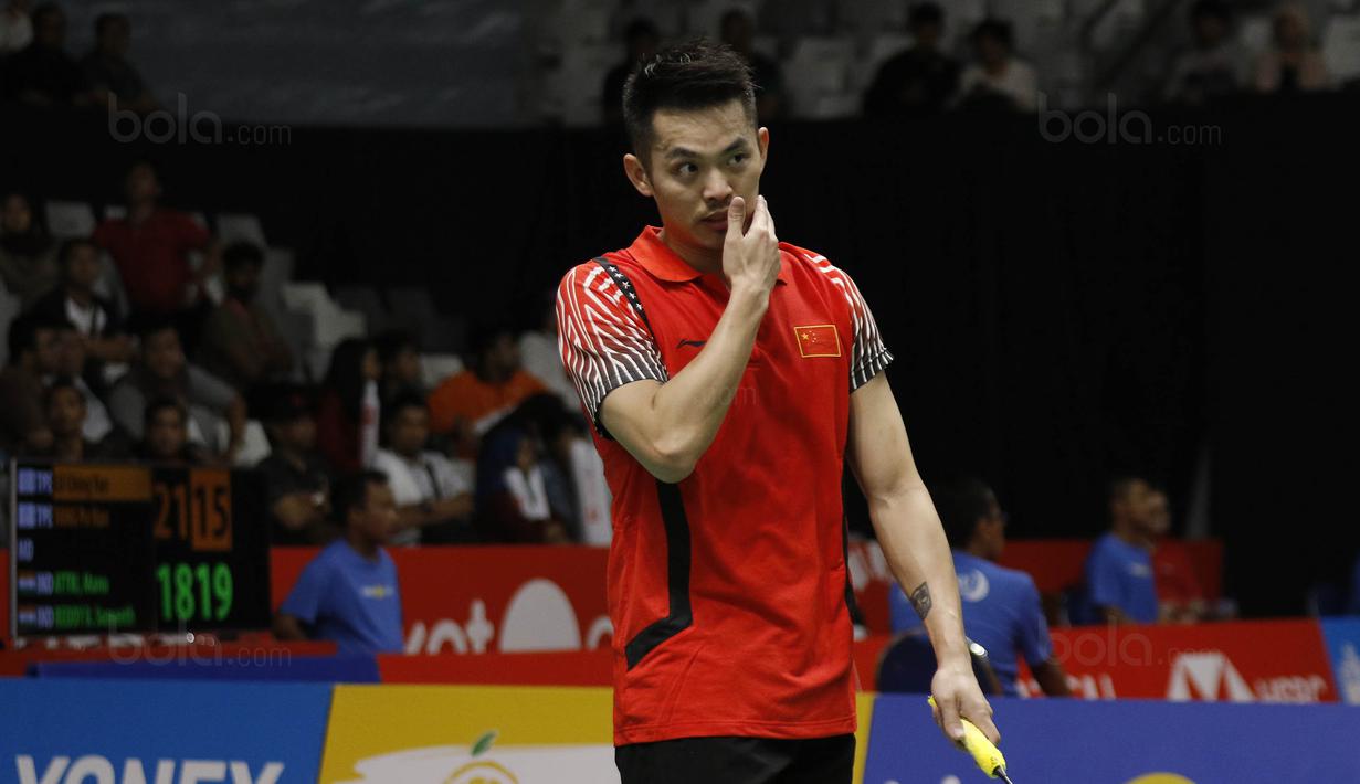 Tunggal putera Cina, Lin Dan, saat melawan wakil Thailand, Kantaphon Wangcharoen, pada laga Indonesia Masters 2018 di Istora Senayan, Rabu (24/1/2018). Lin Dan takluk 21-15 21-19. (Bola.com/M Iqbal Ichsan)