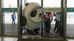 Maskot Olimpiade Beijing, Bing Dwen Dwen, mencoba masuk melalui pintu untuk memasuki pusat media utama di Olimpiade Musim Dingin 2022, 24 Januari 2022, di Beijing. (AP Photo/Jae C.Hong)