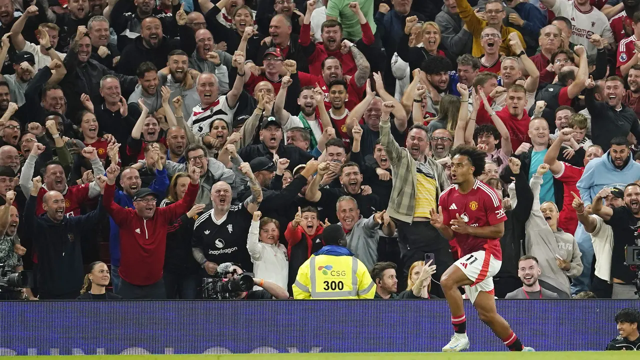 Foto: Sambaran Maut Joshua Zirkzee Bawa MU Awali Liga Inggris dengan Kemenangan