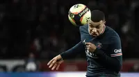 PSG mencoba tampil agresif sejak awal babak pertama. Sejumlah serangan dilancarkan Kylian Mbappe cs namun selalu menemui jalan buntu lantaran rapatnya pertahanan Nice. (AP/Thibault Camus)