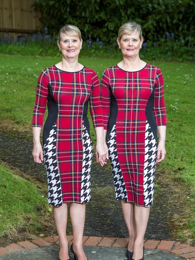 Potret Kembar Identik yang Kenakan Pakaian Serasi Selama 23 Tahun