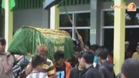 [VIDEO] Jenazah Rezki, Mahasiswa Andalas yang Hilang Dimakamkan