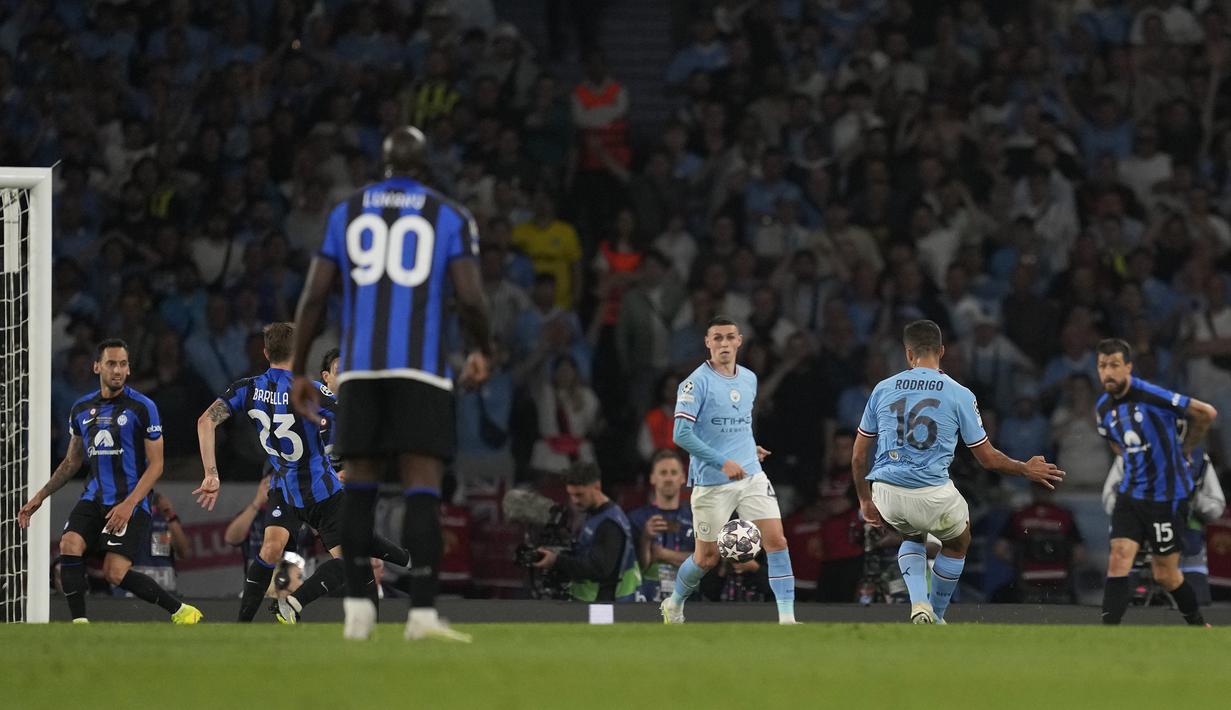 Gelandang Manchester City, Rodri (kedua kanan) melepaskan tendangan yang berbuah gol ke gawang Inter Milan pada laga final Liga Champions 2022/2023 di Ataturk Olympic Stadium, Istanbul (10/6/2023). (AP Photo/Antonio Calanni)