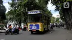 Bus wisata Uncal melintas di depan Balai Kota Bogor, Bogor, Jawa Barat, Minggu (29/5/2022). Bus wisata gratis yang disediakan untuk mengelilingi kawasan Kebun Raya Bogor setiap hari Sabtu dan Minggu ini mulai beroperasi kembali pascapandemi. (merdeka.com/Arie Basuki)