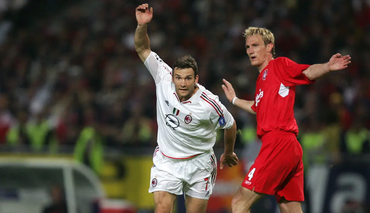 Sami Hyypia. Bek tengah Finlandia yang kini berusia 48 tahun dan telah pensiun pada Juli 2011 bersama Bayer Leverkusen ini dilepas gratis Liverpool ke Bayer Leverkusen pada awal musim 2009/2010 lalu setelah berseragam the Reds selama 10 musim. Ia didatangkan Liverpool di awal musim 1999/2000 dari Willem II dengan nilai transfer 3,9 juta euro. Ia berperan penting di lini pertahanan saat Liverpool menjuarai Liga Champions 2004/2005 dengan melakukan comeback gemilang atas AC Milan. Bersama Liverpool ia total tampil dalam 464 laga di semua ajang dengan torehan 35 gol dan 12 assist. (AFP/Tarik Tinazay)