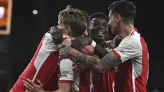 Arsenal terus memberi tekanan kepada juara bertahan Manchester City dalam perburuan gelar juara Premier League 2023/2024. Saat The Citizens belum bermain di pekan ke-33 karena tengah bertanding di ajang Piala FA, The Gunners sukses memetik kemenangan 2-0 atas tuan rumah Wolverhampton Wanderers, Minggu (21/4/2024) dini hari WIB berkat dua gol Leandro Trossard (45') dan Martin Odegaard (90+5) untuk kembali merebut posisi puncak klasemen sementara dengan mengoleksi 74 poin, unggul satu poin dari Manchester Biru. (AP Photo/Rui Vieira)