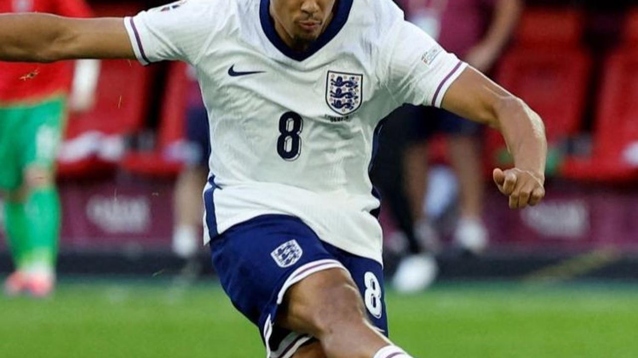 Pemain Inggris Trent Alexander-Arnold mencetak gol saat adu penalti untuk memenangkan timnya. Foto: REUTERS / John Sibley