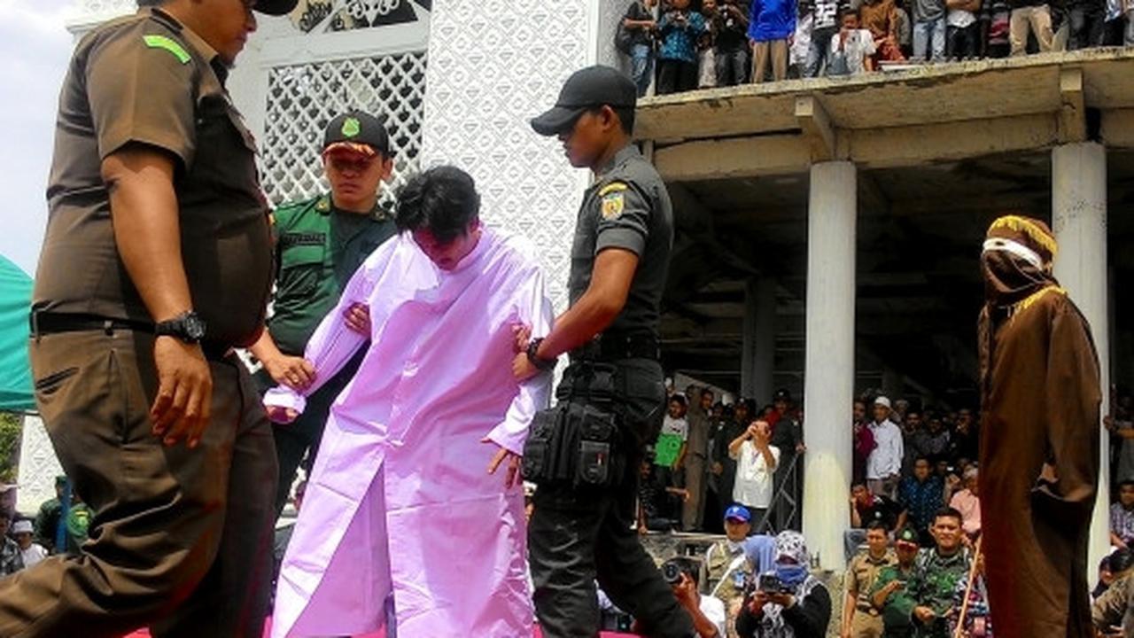 Eksekusi hukuman cambuk pasangan mesum di Aceh jadi tontonan