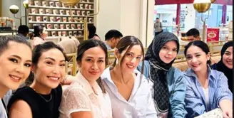 Geng Cendol kembali tampil kompak di acara ulang tahun anak kedua Paula Verhoeven. Mengenakan dresscode biru, Nagita Slavina hingga Nia Ramadhani tampil dengan gaya masing-masing. Seperti apa potretnya? [@ramadhaniabakrie]