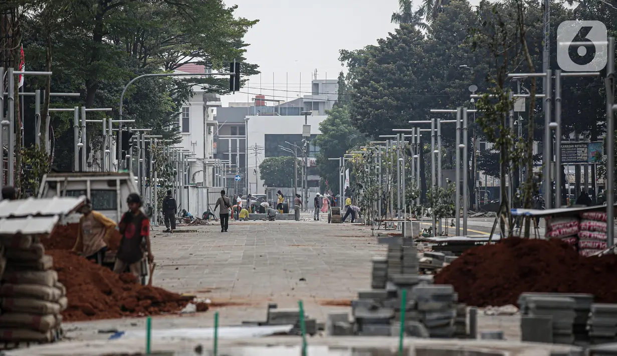 Pekerja menyelesaikan proyek revitalisasi di depan Stasiun Jakarta Kota, kawasan Kota Tua, Jakarta, Sabtu (23/7/2022). Pemprov DKI Jakarta menyatakan program revitalisasi di kawasan Kota Tua salah satunya bertujuan untuk meningkatkan aksesibilitas dengan mengintegrasikan beragam moda transportasi seperti kereta api, MRT, Transjakarta hingga angkot. (Liputan6.com/Faizal Fanani)