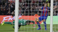 Striker Barcelona Luis Suarez (kanan) mengancam gawang Sporting Gijon yang berujung gol bunuh diri Juan Rodriguez pada laga di Camp Nou, Kamis (2/3/2017). (AP Photo/Manu Fernandez)