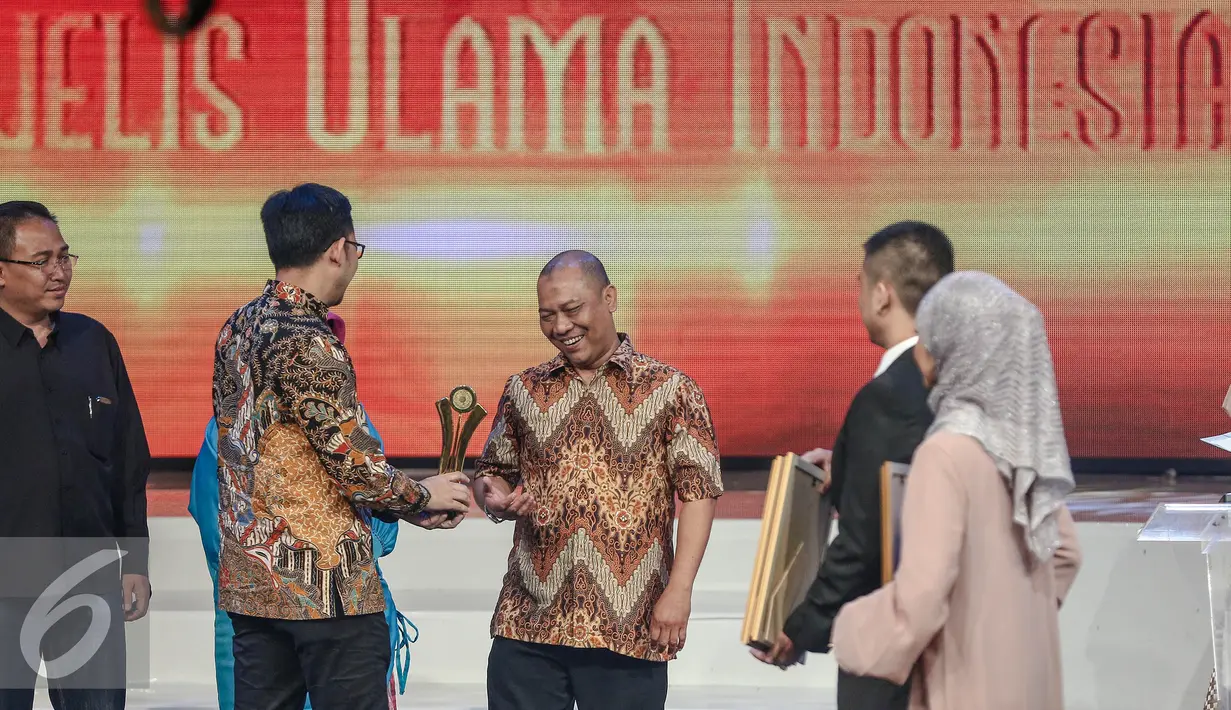 SCTV berhasil menyabet satu penghargaan kategori sinetron 'Para Pencari Tuhan 10' pada malam Anugerah Syiar Ramadhan di Jakarta, Sabtu (13/8). (Liputan6.com/Faizal Fanani)