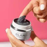 GLAMGLOW Supermud Clearing Treatment memiliki kombinasi asam glikolat, asam salisilat, dan asam laktat yang terbaik untuk perawatan kulit kombinasi. Tidak hanya membersihkan pori-pori, tapi juga mengatur produksi minyak dan menenangkan kulit sensitif. Foto: Instagram.