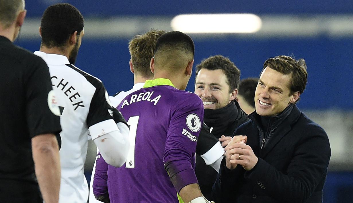 Manajer tim Fulham, Scott Parker (kanan) merayakan kemenangan 2-0 atas Everton bersama para pemainnya usai berakhirnya laga lanjutan Liga Inggris 2020/21 pekan ke-24 di Goodison Park, Liverpool, Minggu (14/2/2021). (AP/Oli Scarff/Pool)