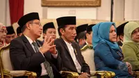 Presiden Jokowi (tengah) didampingi Ibu Negara, Iriana Jokowi (kanan) dan Menag Lukman Hakim ketika menghadiri acara Peringatan Isra Miraj Nabi Muhammad SAW Tahun 1436 H/2015 M di Istana Negara, Jakarta, Jumat (15/5) malam. (Liputan6.com/Faizal Fanani)