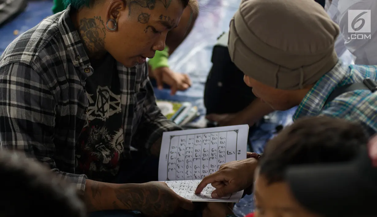 Anak punk saat belajar mengaji di kolong flyover Tebet, Jakarta, Sabtu (8/12). Dengan konsep persahabatan, komunitas ini mengajak anak-anak punk dan anak jalanan menyiapkan diri untuk kembali masuk ke dalam masyarakat. (Merdeka.com/Imam Buhori)